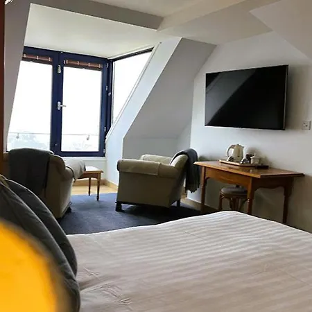 Hotel The Waterfront 3*